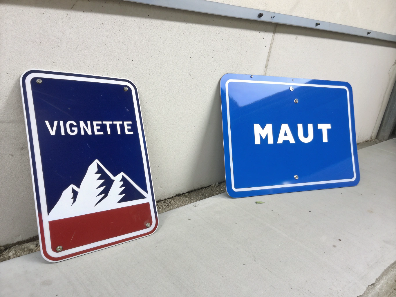 Mautstraßen-Vignette Schild in Deutschland und Österreich